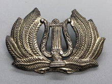 Charger l&#39;image dans la galerie, Genuine British Army Bandsman Musicians (Bandmaster) Military Band Cap Badge
