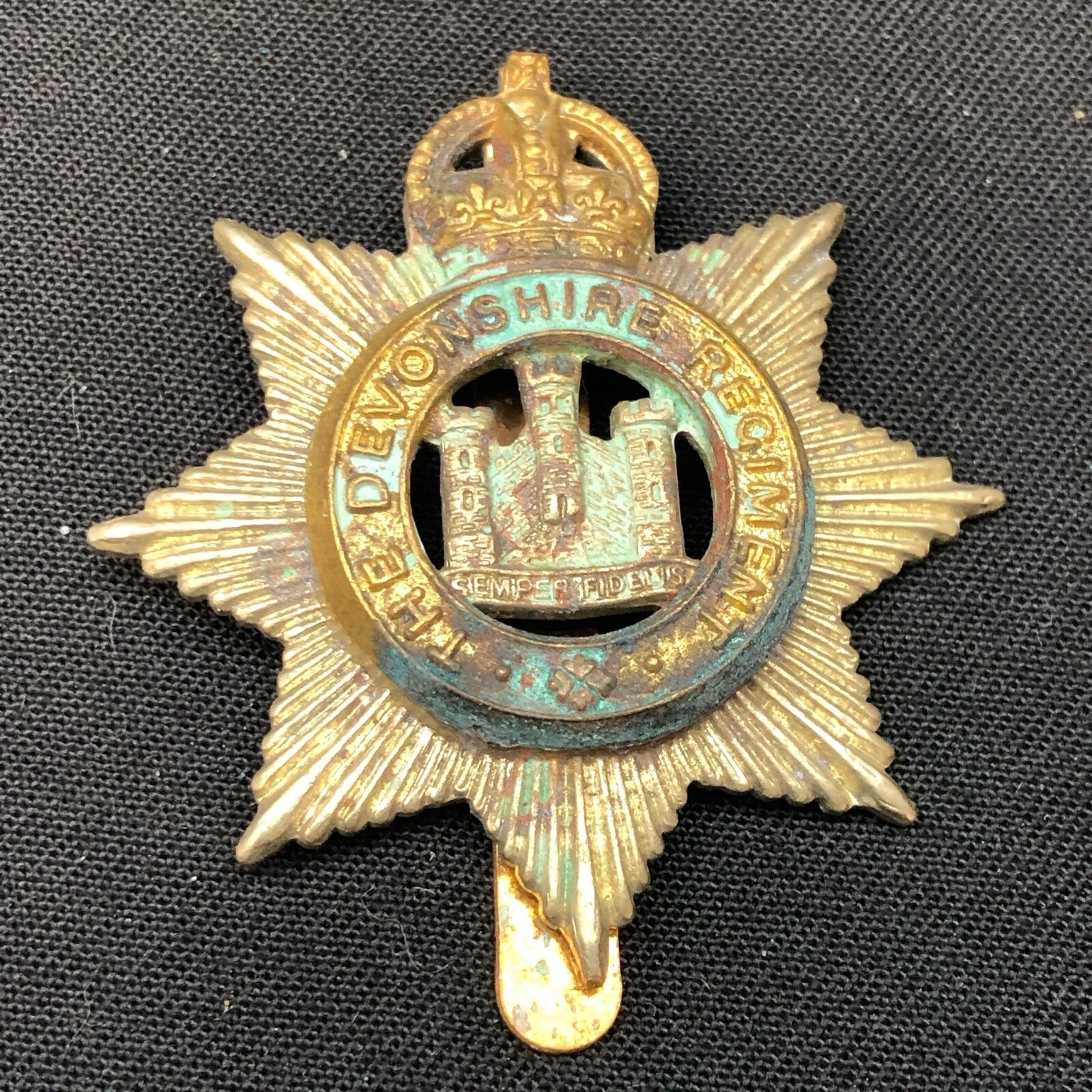 Original British Army WW1 / WW2 The Devonshire Regiment Cap Badge - The Militaria Shop