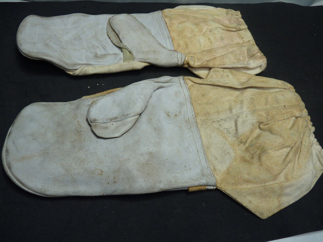 Original WW2 Pattern British Army White Camouflaged Gloves / Gunners Mittens