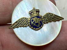 Charger l&#39;image dans la galerie, British Royal Air Force King&#39;s Crown RAF Sweetheart Brooch with Mother of Pearl
