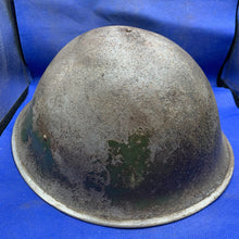 Lade das Bild in den Galerie-Viewer, Original WW2 British/Canadian Army Mk3 Combat Helmet
