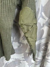 Lade das Bild in den Galerie-Viewer, Genuine British Army Man&#39;s Heavy Jersey Olive Drab Pull Over - Size 1- 30&quot; Chest
