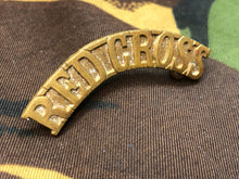 Load image into Gallery viewer, Genuine British Army WW1 Brass Shoulder Title - Red Cross - The Militaria Shop
