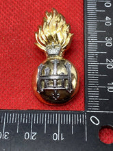 Charger l&#39;image dans la galerie, Original British Army The Royal Highland Fusiliers HLI Queen&#39;s Crown Cap Badge
