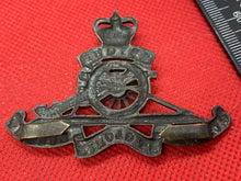 Lade das Bild in den Galerie-Viewer, Original Queen&#39;s Crown British Army Officer&#39;s Royal Artillery Bronze Cap Badge
