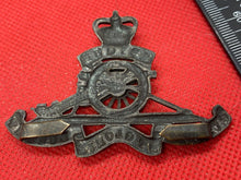 Load image into Gallery viewer, Original Queen&#39;s Crown British Army Officer&#39;s Royal Artillery Bronze Cap Badge
