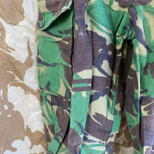 Charger l&#39;image dans la galerie, British Army DPM Camouflaged Temperate Trousers - 75/76/92 - Vintage Clothing
