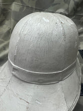 Charger l&#39;image dans la galerie, Original British Army Drummers / Bandsman Helmet
