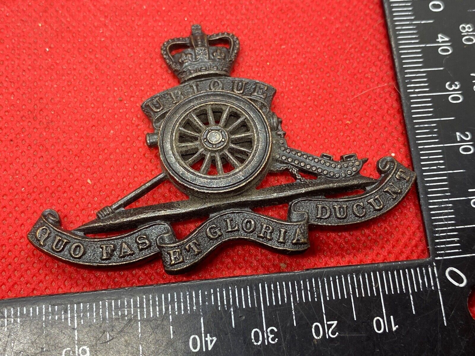 Original Queen's Crown British Army Officer's Royal Artillery Bronze Cap Badge - The Militaria Shop