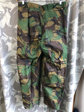 Lade das Bild in den Galerie-Viewer, Genuine British Army DPM Camouflage Waterproof Trousers - Leg 70cm Waist 80cm
