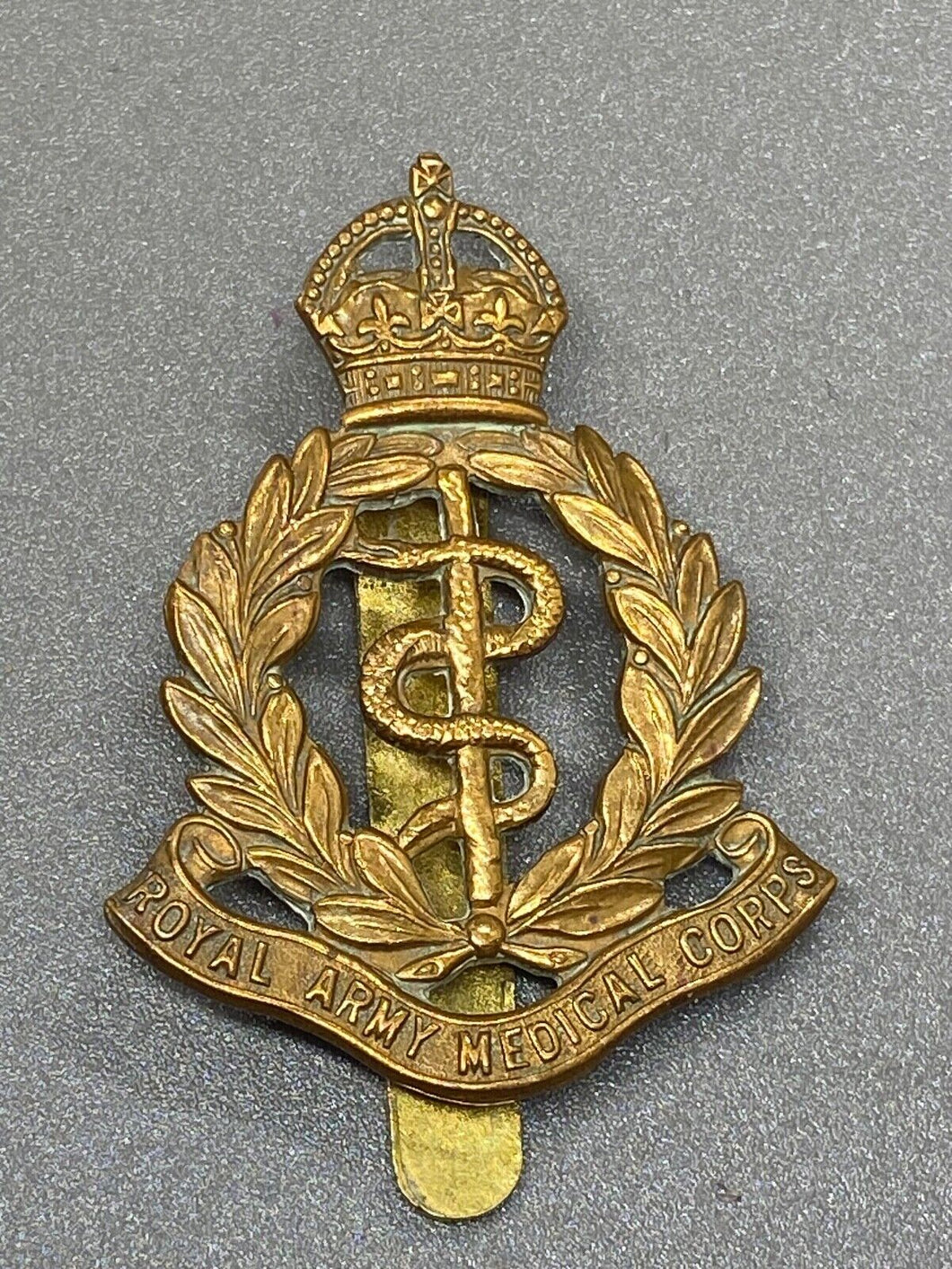 Originales Mützenabzeichen des Royal Army Medical Corps der britischen Armee aus dem 1./2. Weltkrieg 