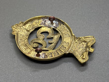 Lade das Bild in den Galerie-Viewer, Original British Army - 53rd Regiment of Foot Shropshire Regiment Cap Badge
