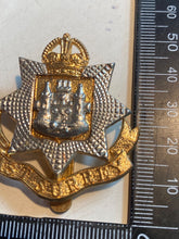 Load image into Gallery viewer, Original WW1 / WW2 British Army East Surrey Cap Badge
