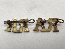 Load image into Gallery viewer, Original WW1 WW2 British Army Royal Artillery Shoulder Titles Pair
