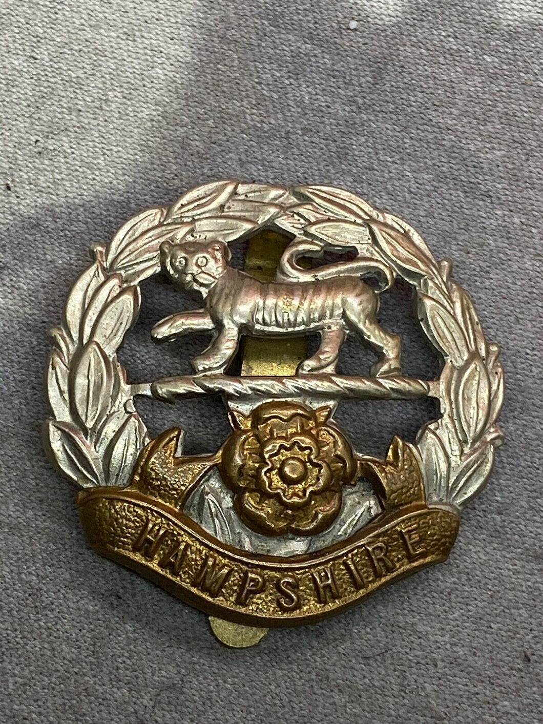 Original WW1 / WW2 British Army Hampshire Regiment Cap Badge