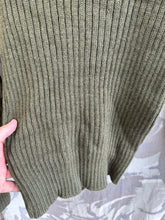 Lade das Bild in den Galerie-Viewer, Genuine British Army Man&#39;s Heavy Jersey Olive Drab Pull Over - Size 2- 32&quot; Chest
