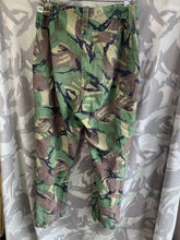 Lade das Bild in den Galerie-Viewer, British Army DPM 1968 Pattern Camouflaged Combat Trousers - Size 30&quot; Waist
