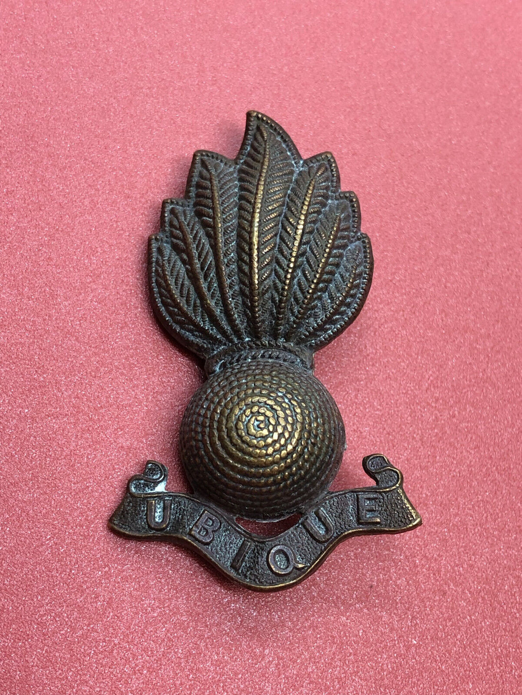 Original WW1/WW2 British Army Royal Artillery Ubique Cap Badge