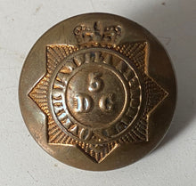 Lade das Bild in den Galerie-Viewer, Victorian Crown 5 Dragoon Guards brass tunic button - approx 24mm / 1 inch.
