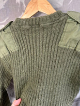 Charger l&#39;image dans la galerie, Genuine British Army Man&#39;s Heavy Jersey Olive Drab Pull Over - Size 32&quot; Chest
