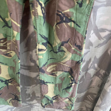 Lade das Bild in den Galerie-Viewer, British Army DPM 1968 Pattern Camouflaged Combat Trousers - Size 30&quot; Waist
