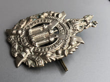 Lade das Bild in den Galerie-Viewer, Original WW1 British Army King&#39;s Own Scottish Borderers KOSB Cap Badge
