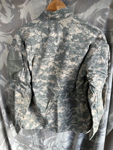 Charger l&#39;image dans la galerie, Vintage US Army Combat Uniform Tactical Digital Camouflage Jacket - Medium/Reg
