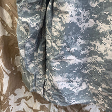 Lade das Bild in den Galerie-Viewer, Geuine US Combat Uniform - Medium Regular - 41&quot; Chest
