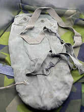 Lade das Bild in den Galerie-Viewer, Original US Army Vietnam War Era Snout Type Gas Mask Bag - The Militaria Shop
