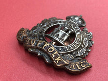 Lade das Bild in den Galerie-Viewer, Original WW1 British Army The Suffok Regiment Cap Badge
