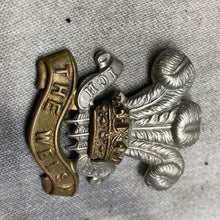 Lade das Bild in den Galerie-Viewer, Original WW2 British Army Welch Regiment Cap Badge
