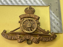 Load image into Gallery viewer, Original WW1 / WW2 British Army Royal Honourable Artillery Company Cap Badge HAC
