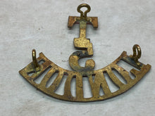 Load image into Gallery viewer, Original WW1 British Army 5th London Territorial Battalion Brass Shoulder Title
