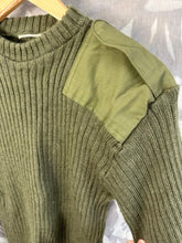 Charger l&#39;image dans la galerie, Genuine British Army Man&#39;s Heavy Jersey Olive Drab Pull Over - Size 33&quot; Chest
