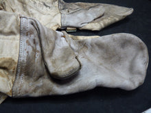 Load image into Gallery viewer, Original WW2 Pattern British Army White Camouflaged Gloves / Gunners Mittens
