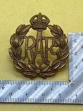 Charger l&#39;image dans la galerie, Original WW2 RAF Royal Air Force Brass Cap Badge
