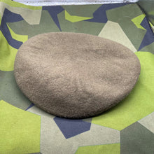 Lade das Bild in den Galerie-Viewer, Original British Army Guards Divisions Regimental Beret - Size 59cm - The Militaria Shop
