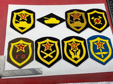 Lade das Bild in den Galerie-Viewer, Original Group of Russian / Soviet Navy / Army Badges
