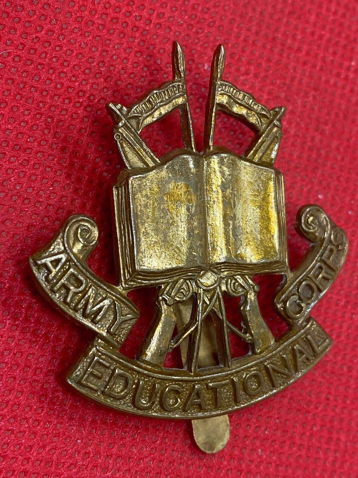 Original British Army - ARMY EDUCATION CORPS Cap Badge - The Militaria Shop