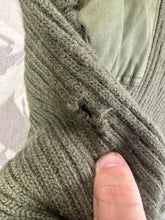 Lade das Bild in den Galerie-Viewer, Echter schwerer Pullover aus olivgrünem Jersey für Herren der britischen Armee – Größe 3 – 81,3 cm Brustumfang 
