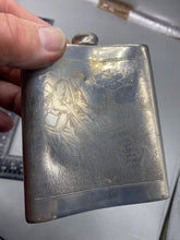 Lade das Bild in den Galerie-Viewer, Original Sheffield Pewter Hip Flask with Hunting Scenes on Both Sides
