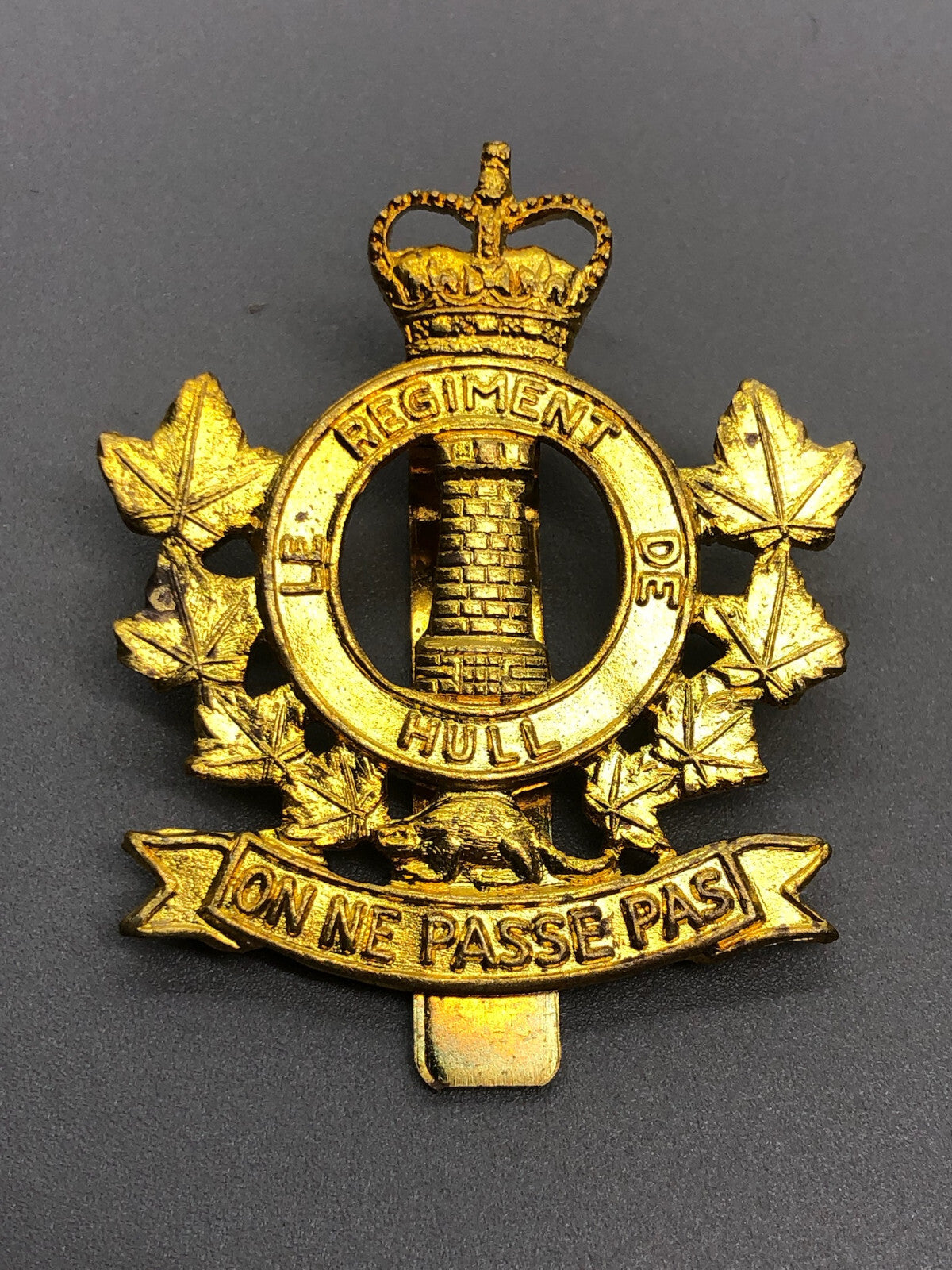 Vintage Canadian Army Régiment de Hull (Le Régiment de Hull (RCAC)) Cap Badge - The Militaria Shop