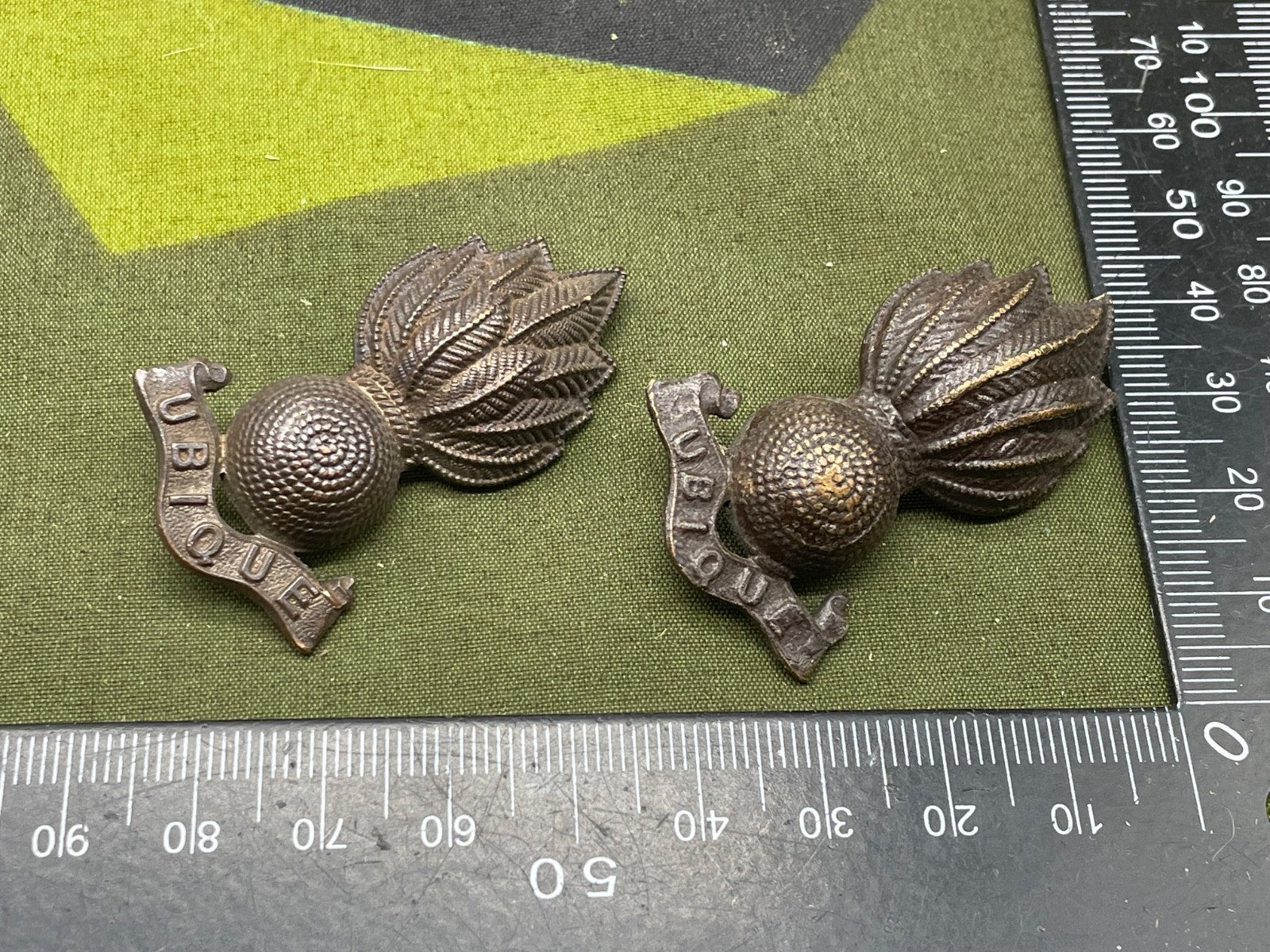 Original WW1/WW2 British Army Royal Artillery Ubique Cap / Collar Badges - The Militaria Shop