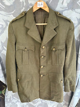Lade das Bild in den Galerie-Viewer, Original WW2 British Army Royal Artillery Service Dress Jacket - 36&quot; Chest
