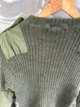 Charger l&#39;image dans la galerie, Genuine British Army Man&#39;s Heavy Jersey Olive Drab Pull Over - Size 2- 32&quot; Chest
