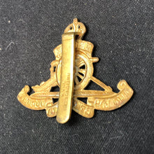 Load image into Gallery viewer, Original WW2 British Army Cap Badge - Royal Artillery - The Militaria Shop
