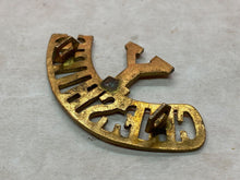 Charger l&#39;image dans la galerie, Original WW1 British Army Cheshire Yeomanry Brass Shoulder Title
