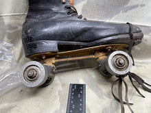 Lade das Bild in den Galerie-Viewer, Genuine Vintage Roller Skates
