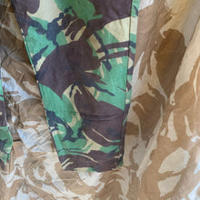 Lade das Bild in den Galerie-Viewer, British Army DPM Camouflaged Temperate Trousers - 76/80/96 - Vintage Clothing
