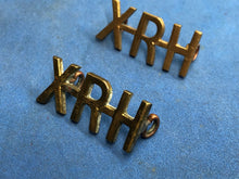 Charger l&#39;image dans la galerie, Original Pair of WW2 Brass British Army Shoulder Titles - 10th Royal Hussars
